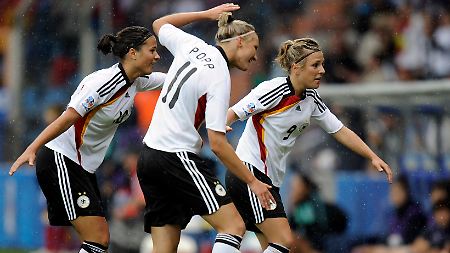 Darf ich bitten? Dzsenifer Marozsan, Alexandra Popp und Svenja Huth feiern.