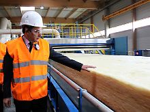 Es gibt Dinge, die muss man nicht unbedingt anfassen: Wenn Saint-Gobain ein neues Glaswollewerk einweiht, schickt Paris Vizepremier Francois Fillon vor.