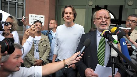 Während Kachelmann schweigt, verliest sich sein Anwalt Reinhard Birkenstock ein Statement an die Presse.