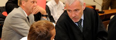 Der Angeklagte Sebastian L. (l) sieht sich immer weniger dem Vorwurf des Mordes ausgesetzt.