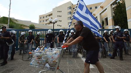 Streikender Truckfahrer vor dem Transportministerium in Athen.