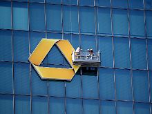 Arbeiten in großer Höhe: Vergangene Woche polierten Arbeiter das neue Logo in der Frankfurter Skyline.