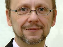 Prof. Nikolaus Knoepffler leitet das Ethikzentrum an der Friedrich-Schiller-Universität Jena. Der 48-Jährige beschäftigt sich danei unter anderem mit Wirtschaftsethik, Menschenwürde und den Problemen der modernen Medizin.