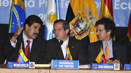 Immerhin gab es unter Vermittlung von Ecuadors Außenminister Patiño (Mitte) gemeinsame Gespräche zwischen den Amtskollegen aus Kolumbien (rechts) und Venezuela (links).
