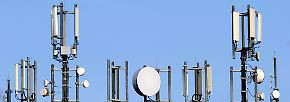 Antennen für Mobilfunk und UMTS stehen auf dem Dach eines Hochhauses am Kieler Blücherplatz.