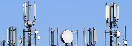 Antennen für Mobilfunk und UMTS auf dem Dach eines Hochhauses am Kieler Blücherplatz.