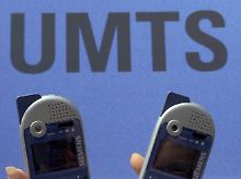 2004 bedienen nur klobige Handy das mobile Internet.