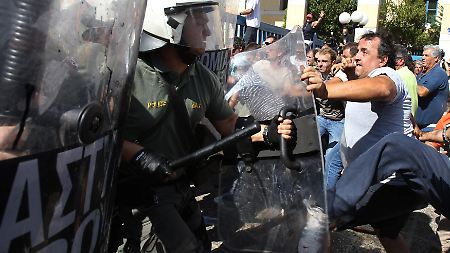 Wütender Protest: Aufgebrachte Fahrer am Donnerstag vor dem Verkehrsministerium in Athen.