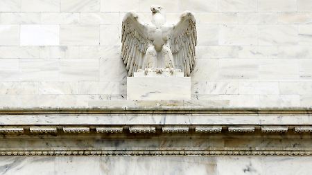 Ist der American Eagle - hier am Gebäude der US-Notenbank - schon wieder flügellahm? Die Fed will den Zins auf jeden Fall "für eine längere Zeit" niedrig halten.
