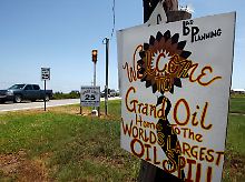 Bitterer Zynismus: Ein handgemaltes Schild in Grand Isle, Louisiana. 