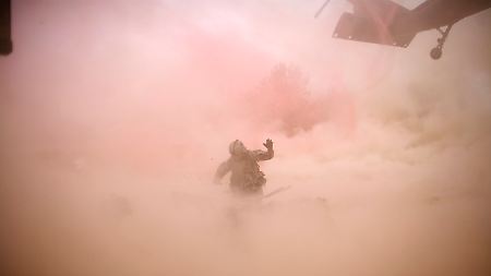 Ein US-Hubschrauber holt einen verwundeten Soldaten ab.