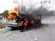 Brennendes US-Fahrzeug in Kabul.