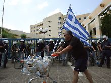 Protestierender Lkw-Fahrer vor dem Transportministerium in Athen.