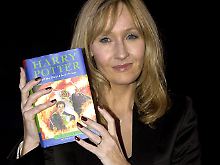 Goldgrube für die Autorin: Joanne K. Rowling mit einem Harry-Potter-Band.