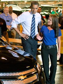 Werksmanagerin Teri Quigley berichtet Obama von den Vorzügen des Chevrolet Volt.