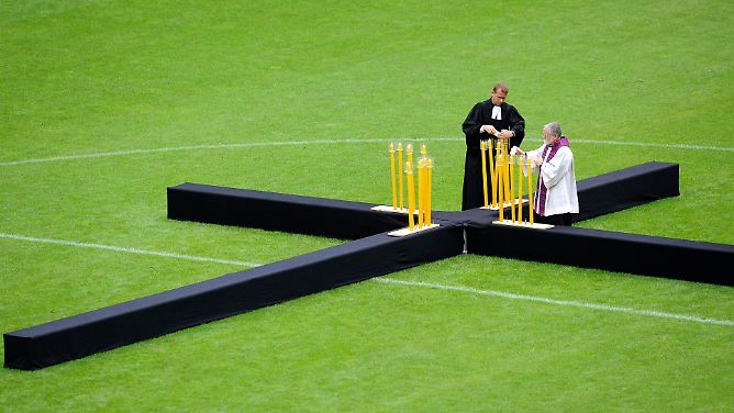 "In einem Moment Party, im anderen hilflos am Boden" : Trauerfeier für die Loveparade-Opfer
