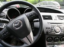 Die Schaltzentrale: Viel Technik erfordert viele Knöpfe. Mazda will dem Fahrer möglichst alles an die Hand geben.