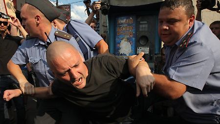 Russische Sicherheitskräfte nehmen einen Teilnehmer einer Oppositions-Demo fest (Archivbild vom Juli 2010).