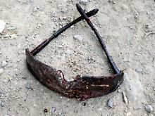 Nach einem Anschlag liegt die blutige Brille eines US-Soldaten im Staub.