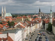 Blick über die Görlitzer Innenstadt mit Peterskirche (l.), Rathausturm (M.) und Dreifaltigkeitskirche (r.), hinten Plattenbauten im polnischen Zgorzelec. (Archivbild vom Juli 2007)