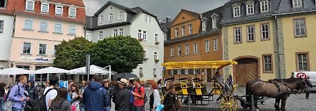 Touristen auf dem Frauenplan mit dem Goethe-Nationalmuseum (r) in Weimar.