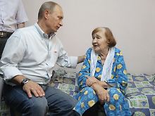 Ministerpräsident Putin macht sich ein Bild von der Lage - und tröstet die Menschen.