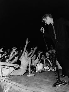 Anbetung und Ekstase: Elvis und Fans (anonym, ohne Jahresangabe)