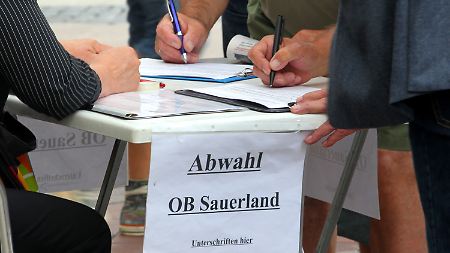 Für die Abwahl von Duisburgs Oberbürgermeister Adolf Sauerland, des Sicherheitsdezernenten Rabe und des Baudezernenten Dressler unterschreiben Bürger in der Duisburger City.