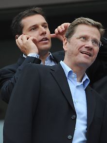 Erst Pfiffe, dann Beifall: Guido Westerwelle (r) mit seinem Lebenspartner Michael Mronz.