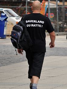 Tausende Einwohner fordern von ihrem Stadtoberhaupt, die politische Verantwortung zu übernehmen.