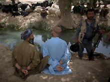 Ein afghanischer Polizist bewacht in Kandahar mutmaßliche Helfer der Taliban.