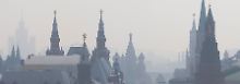 Der Moskauer Kreml unter einer Smog- und Dunstglocke.