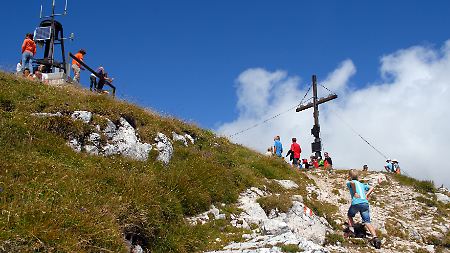Fast am Ziel: Der 2142 Meter hohe Hochobir lässt sich auch zusammen mit Kindern gut erklimmen. 