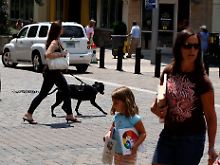Das amerikanische Stadtleben im Wandel: Konsumenten flanieren durch die landesweit beachtete Neugestaltung des "Rockville Town Square" im Bundesstaat Maryland.