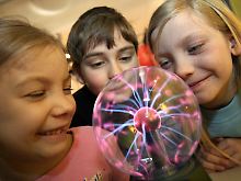 Faszination Elektrizität: Lea, Oleg und Sina im Aha-Erlebnis Kindermuseum in Wolfenbüttel.