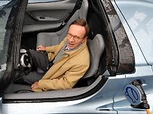 Genervt vom "üblichen Sommertheater": Matthias Wissmann, Präsident des Verbandes der Automobilindustrie (VDA), hier am Steuer eines elektroangetriebenen Tesla Roadster (Archivbild).