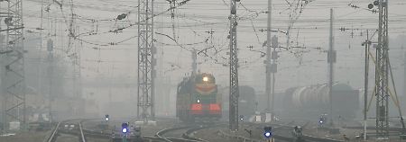 Die Bahnstation von Domodedewo, 30 Kilometer südlich von Moskau, im Smog.