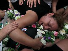 Trauer in Libanon: Die Mutter von Sergeant Robert Ashi, Nada, weint um ihren Sohn.