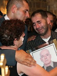 Trauer in Libanon: Soad, die Ehefrau des Journalisten Abu Assaf Rahal, und seine Söhne Georges und Mazen nehmen Abschied.