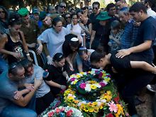Trauer in Israel: Verwandte und Freunde beerdigen den Reserve-Leutnant Dov Harari.