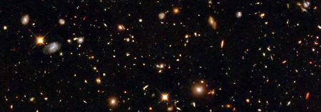 Wenn Weltraumteleskop Hubble Bilder aus dem All sendet, sind wir manchmal ganz nah dran am Urknall. Diese Galaxien entstanden, als das Universum erst 400 Millionen Jahre alt war. Mittlerweile hat es stolze 13,7 Milliarden Jahre auf dem Buckel ...