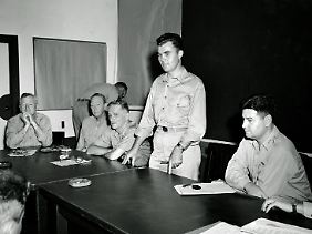 Luftwaffengeneral Curtis E. LeMay (re.), zusammen mit Paul Tibbets (stehend), dem Piloten, der die Atombombe auf Hiroshima abwarf.