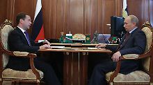 Medwedew (l) und Putin beraten über das weitere Vorgehen.