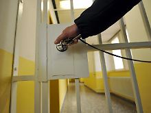 Fußfessel oder doch Spezialheime? Die Regierungskoalition kommt in Fragen der Sicherungsverwahrung nicht auf einen gemeinsamen Nenner.