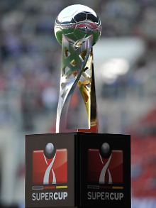 Der neugestaltete Supercup wandert in die Bayern-Vitrine.