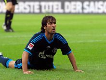 Schalkes neuer Altstar Raúl hatte in der 6. Minute eine gute Kopfballchance.