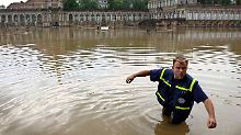 Nach sintflutartigen Niederschlägen begann im August 2002 das Hochwasser in der sächsischen Erzgebirgsregion. Eine verheerende Flutwelle rollte wochenlang von Tschechien durch Dresden, Dessau, Bitterfeld und Wittenberg bis nach Hitzacker in Niedersachsen.