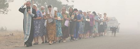 Eine Gruppe gläubiger Christen prozessiert durch den Ort Kriusha, rund 270 Kilometer südöstlich von Moskau. Sie bitten Gott um Regen.
