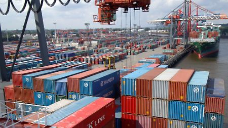 Containerumschlag am Hamburger Hafen: Immer mehr Waren kommen aus China, bestimmt für deutsche Unternehmen.
