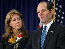 Eliot Spitzer neben seiner Frau Silda Wall Spitzer bei seiner Rücktritterkläruing im März 2008. 
